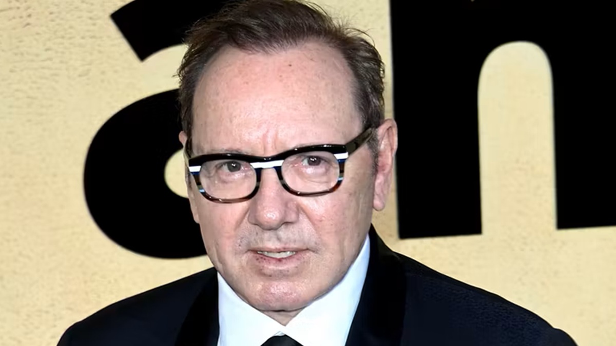 https://wips.plug.it/cips/libero.it/magazine/cms/2025/12/minimarket-kevin-spacey-quando-esce-nuova-serie-streaming-raiplay.jpg