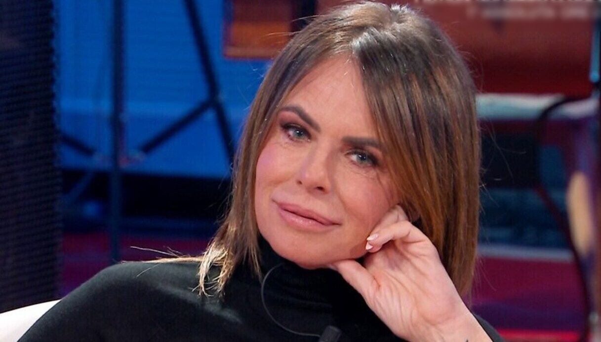 Paola Perego, caduta rovinosa dalle scale al GialappaShow: cosa è successo (e cosa c'entra il Mago Forest)