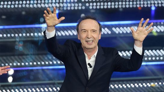 Benigni senza freni: baci, assalti e palpatine