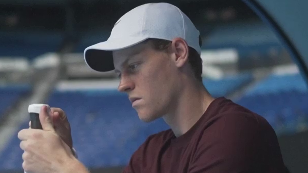 Sinner senza freni, show in spiaggia a Dubai. E coach Vagnozzi 'chiama' Gigi Donnarumma