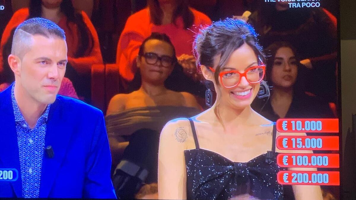 Affari tuoi, De Martino smaschera Herbert Ballerina: "So cosa fai la notte". Il Dottore 'dimezza' Francesca con l'inganno