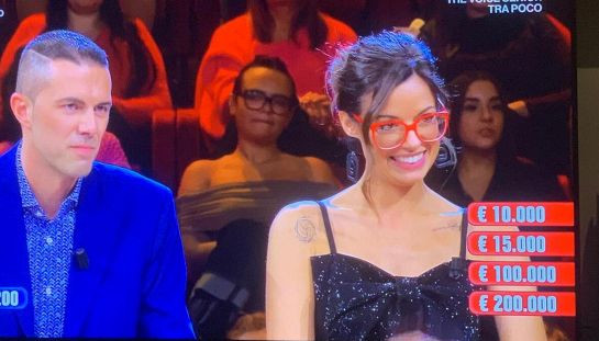 Affari tuoi, De Martino smaschera Herbert Ballerina: "So cosa fai la notte". Il Dottore 'dimezza' Francesca con l'inganno