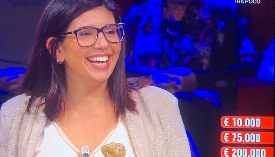 Affari tuoi, De Martino trova la regione vincente ma Cristina rovina tutto e piange. Matrimonio rimandato