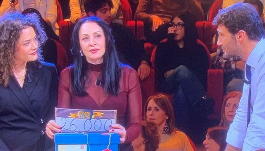 Affari tuoi, De Martino avverte: "Stia attento". Mamma e figlia litigano e sbagliano scelta: beffa finale