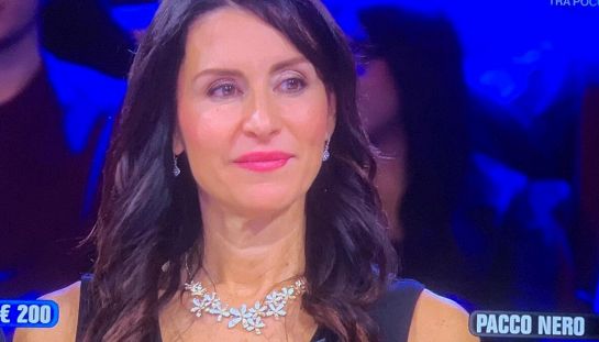 Affari tuoi, De Martino senza freni: "Io tifo per la concorrente". Il Dottore rilancia e beffa Elena nel finale