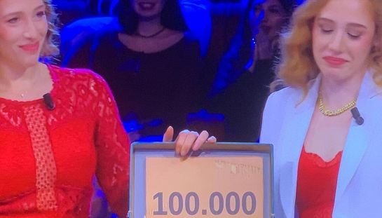 Affari tuoi, De Martino ruba un concorrente a Canale 5. Il Dottore inganna le gemelle: finale tristissimo