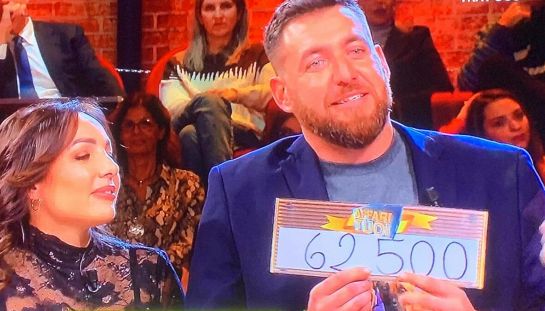 Affari tuoi, De Martino costretto a chiudere lo show in anticipo. Daniele riesce a beffare il Dottore: finale inaspettato