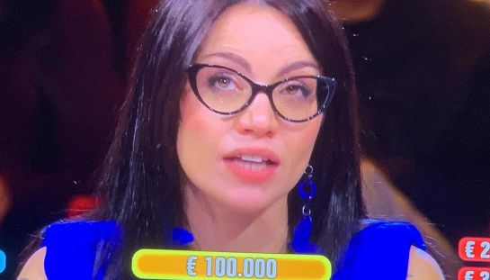 Affari tuoi si fa hot, De Martino: "Te la sei limonata". Poi lacrime e maxi-vincita (ma Herbert Ballerina non c'è)