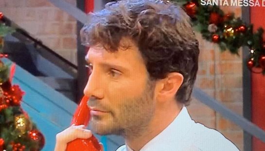 Affari tuoi, De Martino stufo di Herbert Ballerina: "Portatelo via". Giorgia fa un disastro (nonostante Babbo Natale)