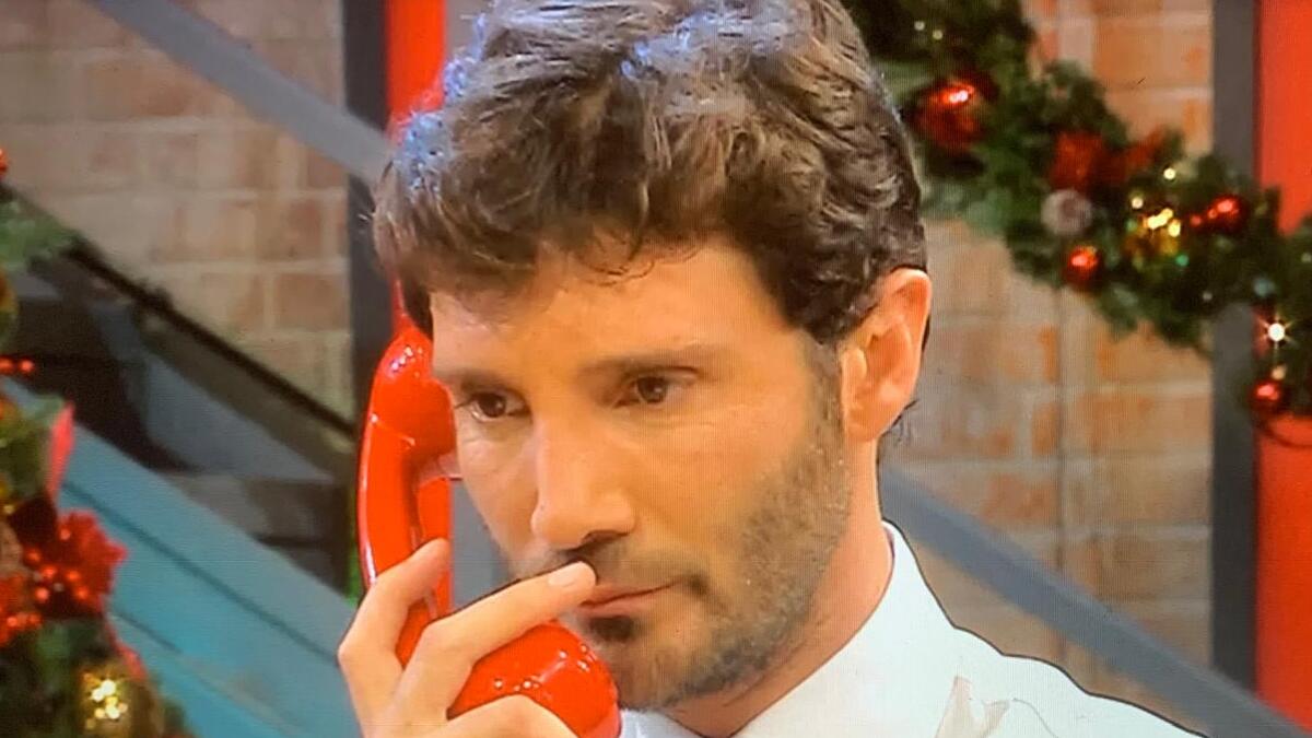 Affari tuoi, gaffe imperdonabile: De Martino scambiato per Enrico Papi: "La indovino con una", poi la vincita inattesa