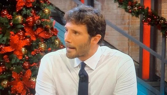 Affari Tuoi, De Martino terzo incomodo imbarazza gli sposi: "Da quanto..?". E Rosy emozionata vince a sorpresa