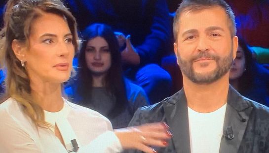 Affari tuoi, caos e lite finale tra Giancarlo e la moglie: interviene De Martino e Ballerina minaccia il Dottore