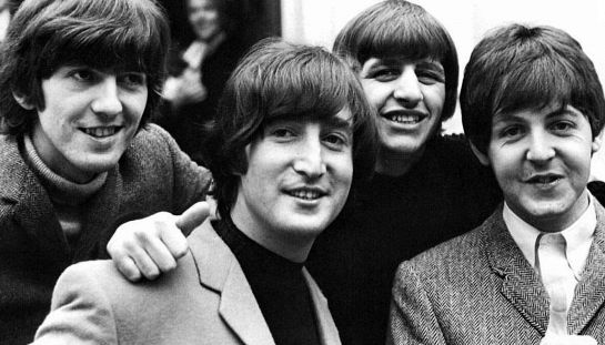 I Beatles al cinema, le prime foto del cast devastano il web: "Da denuncia"
