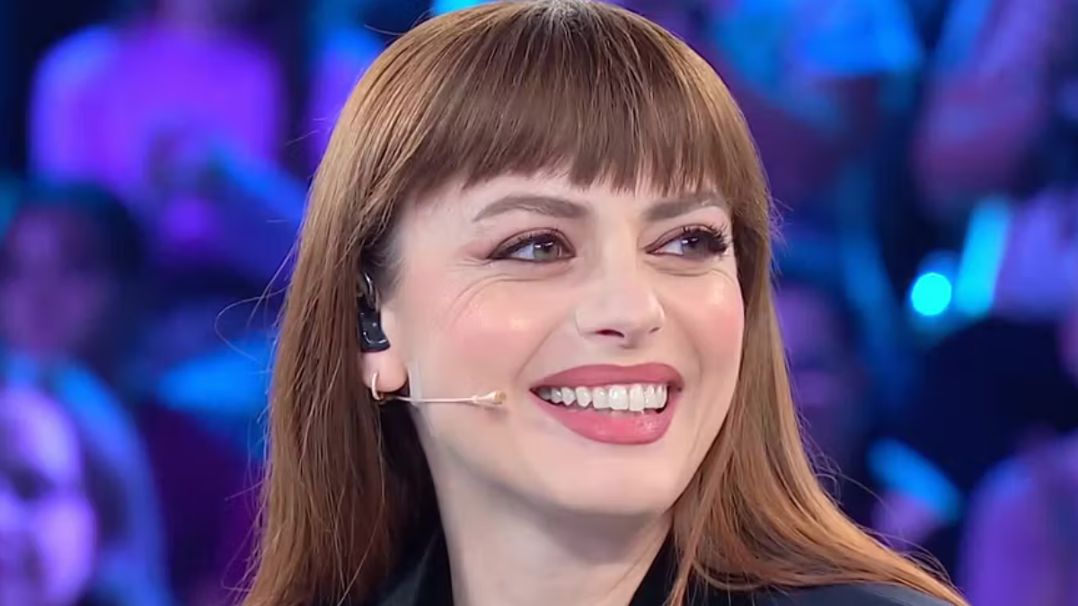 Annalisa, nuovo tatuaggio (esagerato) con polemica: “Crocefissa per ingenuità? Ho perso il conto”
