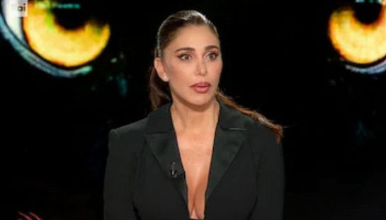 Belen Rodriguez, lo sfogo d’addio a Capodanno: “A la mie**a”. E spiazza il web con una foto del suo lato B