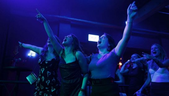 Crans Montana, su Netflix spopola una vecchia serie che ricorda (molto) la tragedia