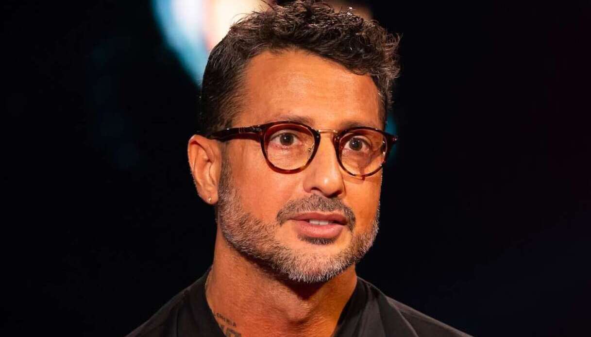 Fabrizio Corona si prepara per 'Falsissimo' e intanto svela: "Con Sara Barbieri finirà"