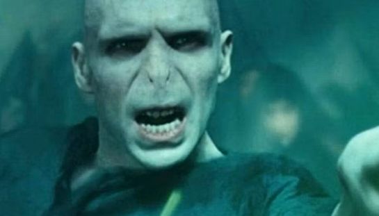 Harry Potter, Ralph Fiennes avrebbe spoilerato colui che potrebbe essere Voldemort nella serie HBO