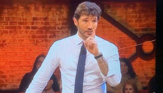 Affari tuoi, Herbert la spara grossa e De Martino lo zittisce: "Ignorante", poi la partita disastrosa di Michele