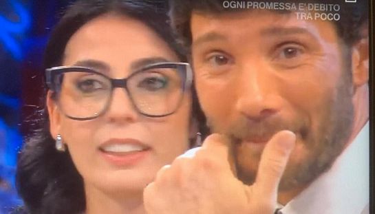 Affari tuoi, feeling tra De Martino e Mariapia: "Non ha solo cuore" e il marito tace. Poi la vincita finale