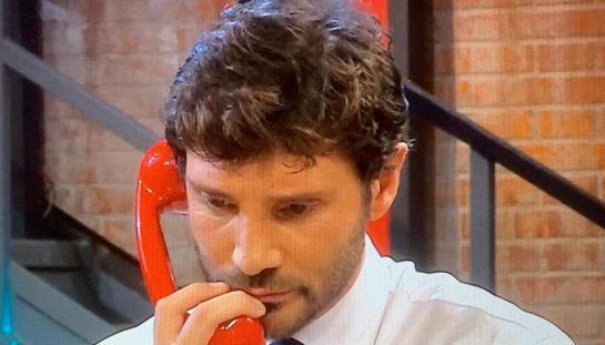Affari tuoi, De Martino sbotta: "È sparito un pacco". E Donatella rifiuta un regalo dal Dottore