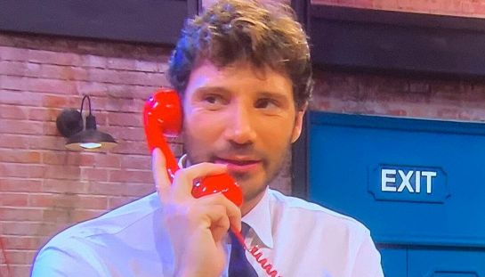 Affari tuoi, De Martino cede agli occhi belli: "Devo farti un regalo", poi il disastro finale delle gemelle