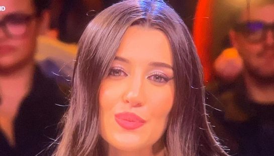 Affari tuoi, la gaffe di De Martino imbarazza la coppia: "È un tasto dolente?". Poi la trappola del Dottore