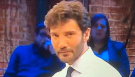 Affari tuoi, De Martino in panchina: "Stasera non sto bene". Cambio conduttore e puntata da incubo