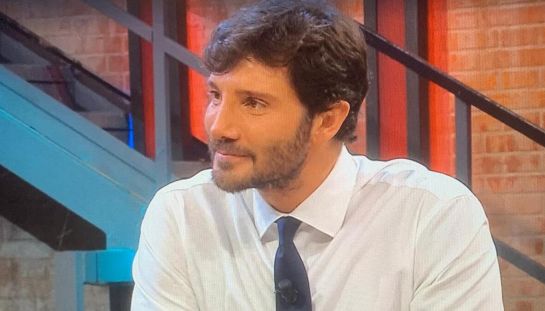Affari tuoi, De Martino agita il matrimonio: "Occhio che sposa un altro". Poi maxi vincita e beffa al Dottore