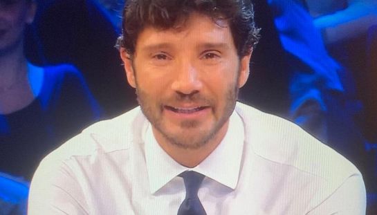 Affari tuoi, Herbert non torna e De Martino lo provoca: "Preferiscono Martina". Damiano vince in lacrime