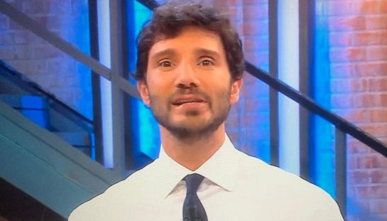 Affari tuoi, De Martino riaccoglie Martina ma il tempo stringe e lei sbotta: "Ce l'hai fatta". Vincita beffa per Daniela