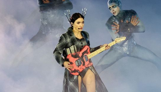 Chi è Joan Thiele, protagonista con Bolle della cerimonia di chiusura delle Olimpiadi