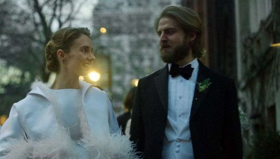 Maya Hawke si sposa a New York e riunisce a sorpresa il cast di Stranger Things