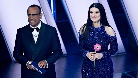 Sanremo 2026, Carlo Conti corre (troppo) tra le polemiche