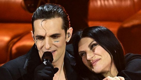 Sanremo 2026, Achille Lauro canta con Laura Pausini e scoppia in lacrime dopo il brano dedicato alle vittime di Crans-Montana