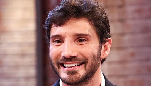 Sanremo 2027 a De Martino, l’annuncio di Conti in diretta. E Stefano si emoziona con Carlo: “Non lo dimenticherò”