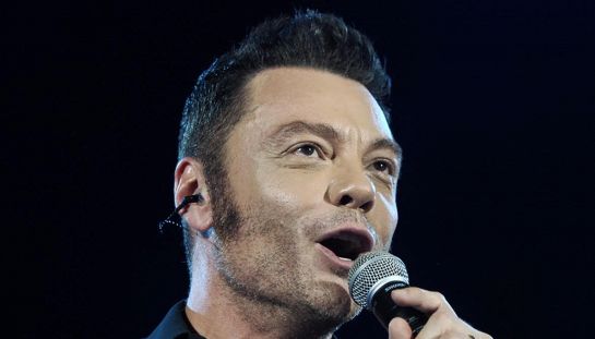 Sanremo 2026, Tiziano Ferro da standing ovation all'Ariston, ma sui social è vittima di bodyshaming: "È ingrassato"