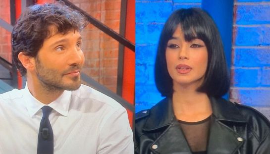 Affari tuoi, De Martino e Martina sempre più vicini: sguardi complici e l'annuncio misterioso: "Non vado oltre"