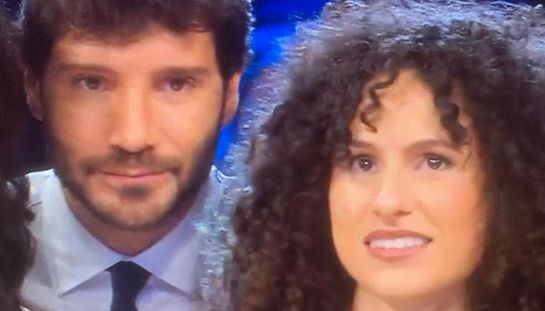 Affari tuoi, De Martino spaventato dal sogno di Irene: "Si può raccontare?". Lei lo ignora e sbanca il Dottore