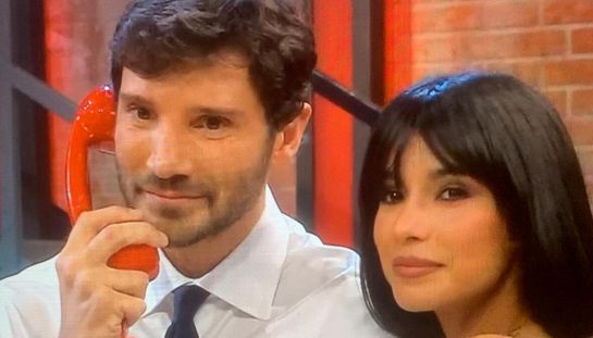 Affari tuoi, De Martino abbraccia Martina, poi la gaffe imbarazzante sul "pacco bollente". E arrivano le scuse
