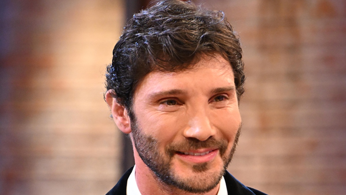 Affari Tuoi, la diretta fa flop sul web tra sbadigli e polemiche: “Edizione straordinaria di Striscia"