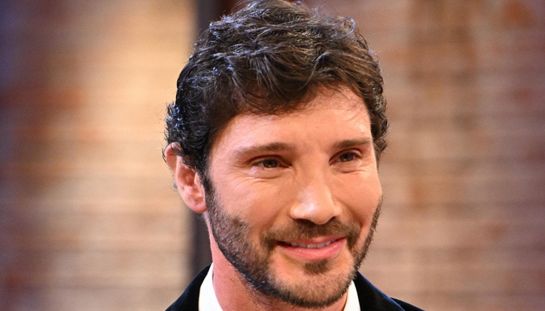 Affari Tuoi, la diretta fa flop sul web tra sbadigli e polemiche: “Edizione straordinaria di Striscia"