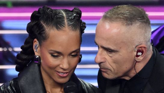 Sanremo 2026, Alicia Keys si blocca prima di cantare, Conti interviene e Ramazzotti sbotta: “Non è colpa mia”. Ma poi è apoteosi