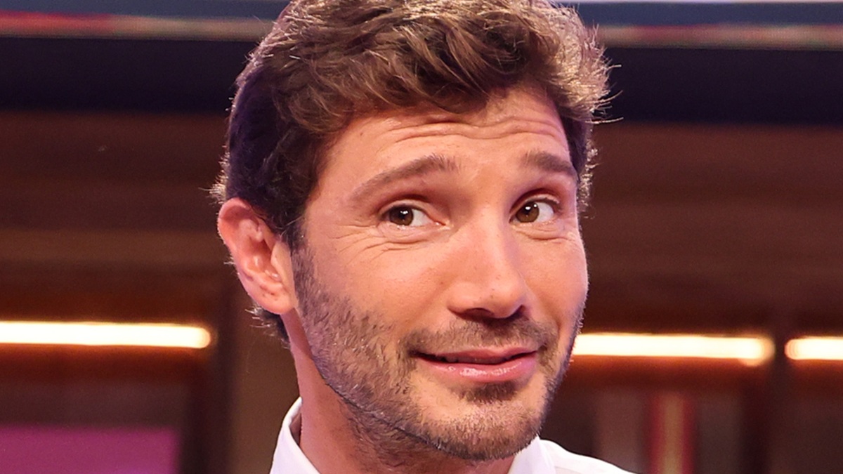 Affari tuoi, Ileana imbarazza De Martino: "Ti ho sognato, mi hai suggerito un numero". Ecco quanto ha vinto