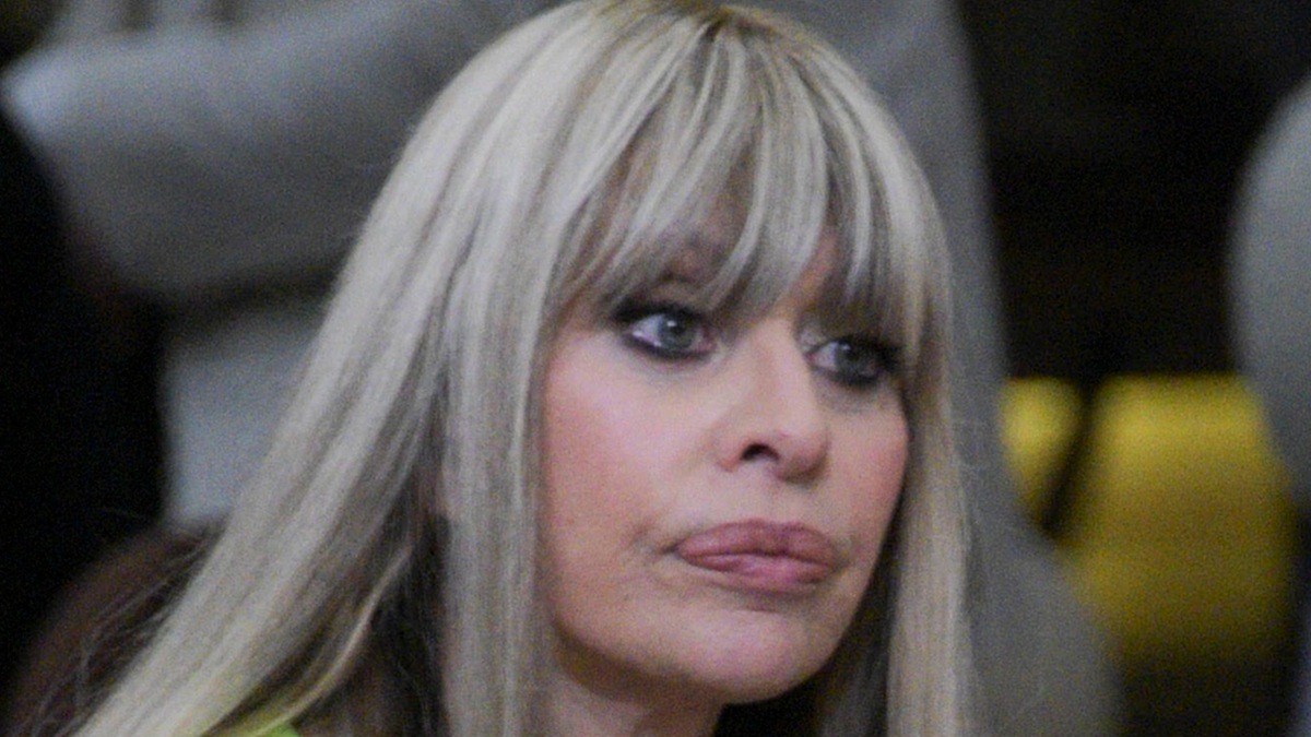 Grande Fratello Vip, malore per Alessandra Mussolini (dopo la 'rissa' sfiorata) e attimi di paura: interviene il medico