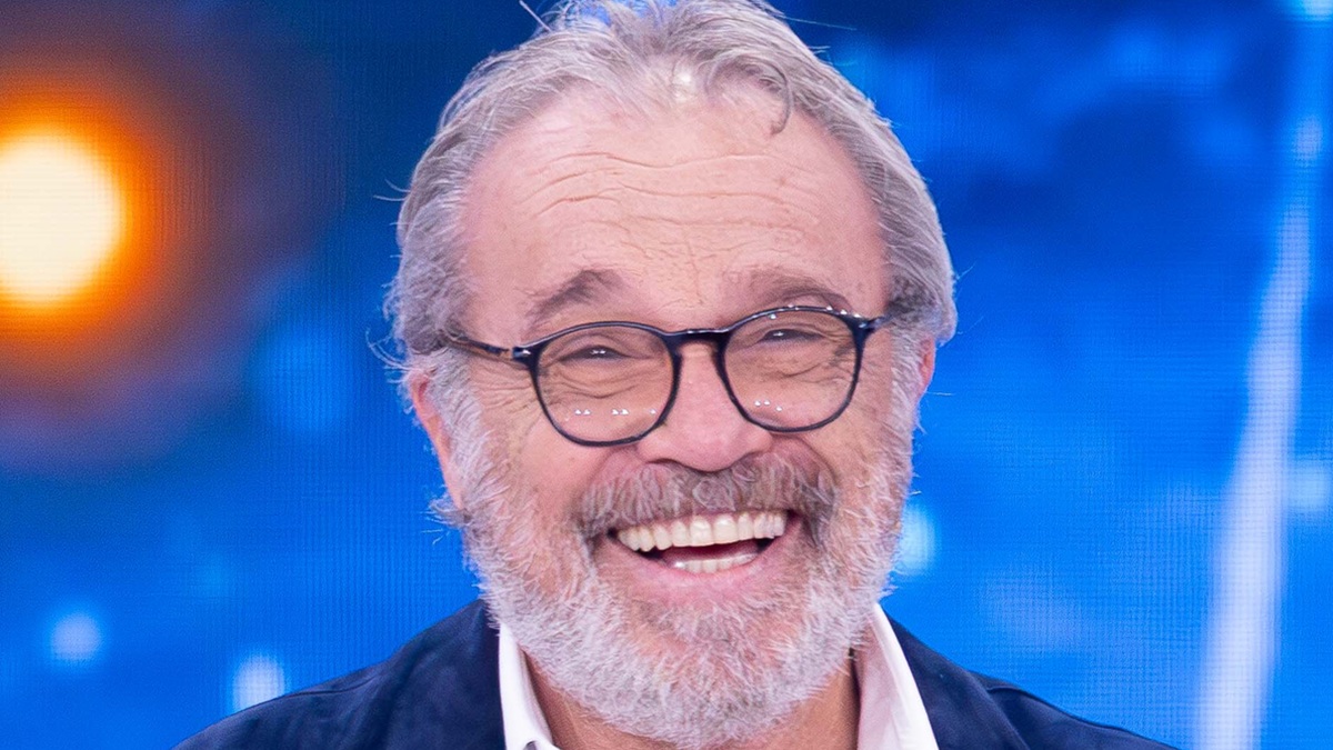 https://wips.plug.it/cips/libero.it/magazine/cms/2026/03/claudio-amendola-ok.jpg
