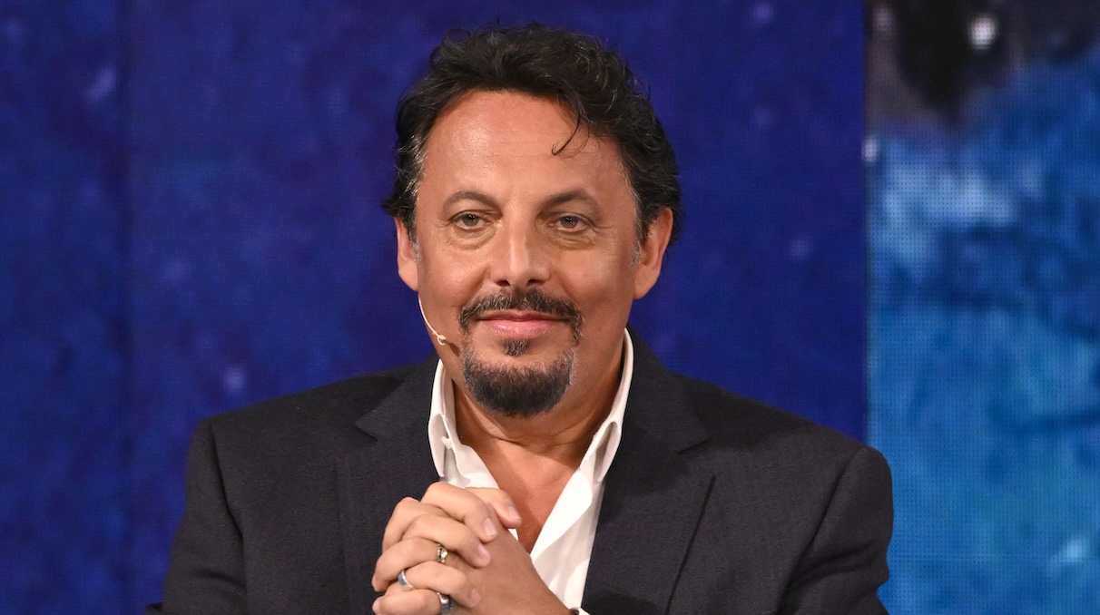 https://wips.plug.it/cips/libero.it/magazine/cms/2026/03/enrico-brignano.jpg