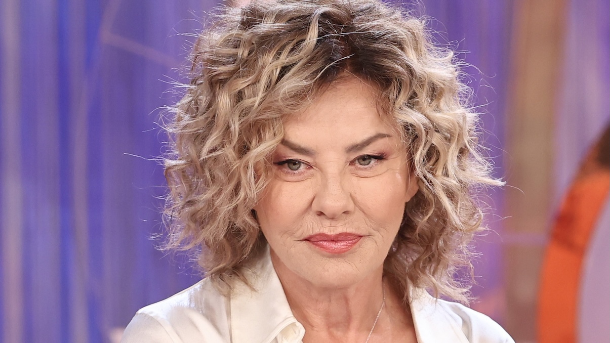 Eva Grimaldi operata d’urgenza, l'allarme per i fan in diretta TV: “Ho rischiato la vita per una protesi al seno”