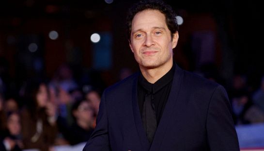 Idoli al cinema, recensione: Claudio Santamaria prova a tenere in piedi un prevedibile film sulla MotoGP