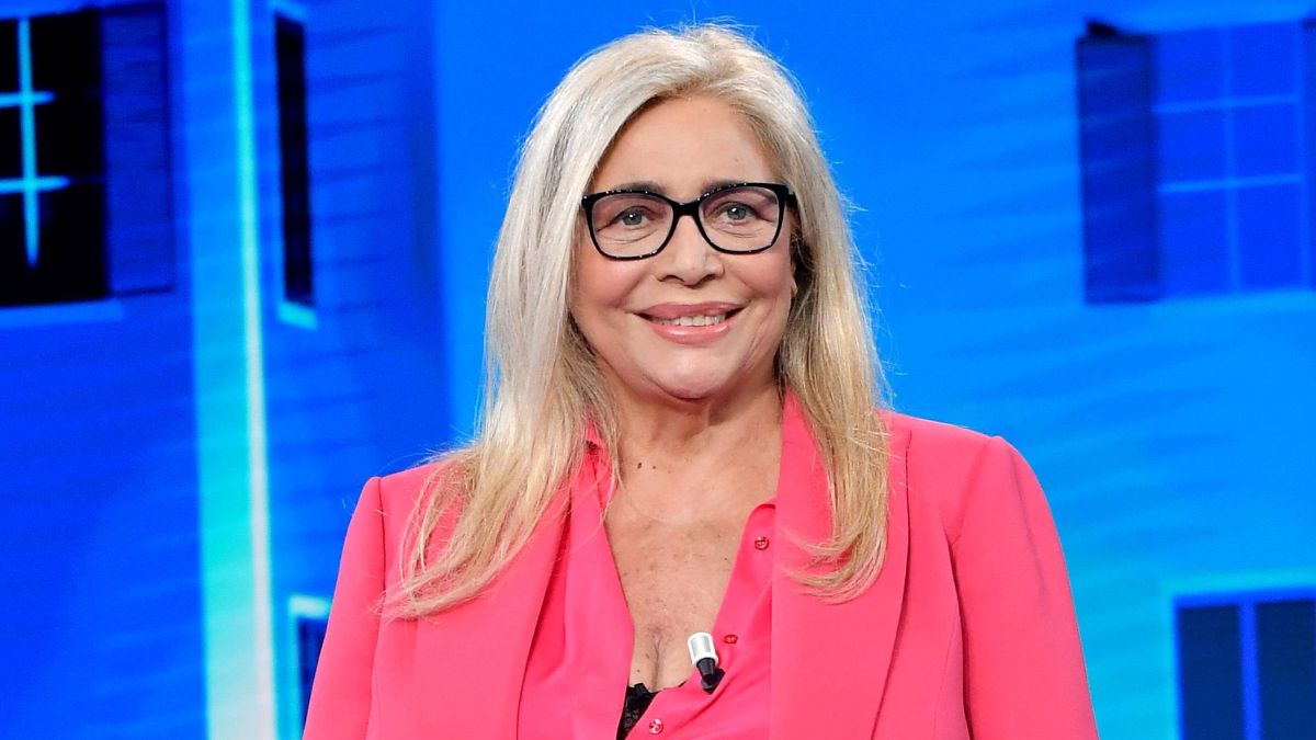 Domenica In, Mara Venier sola in apertura dopo lo scontro con Mammucari. I social: "Li ha fatti sparire tutti?"